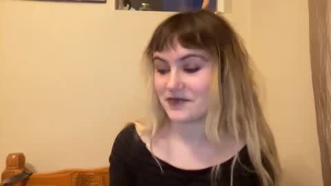 Snapshot of bushbabe3008 chatting on 12.27.24 esme gray online show from 12.27.24
