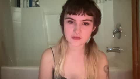 Snapshot of bushbabe3008 chatting on 10.22.25 esme gray online show from 10.22.25