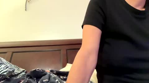 Snapshot of calishop1 chatting on 10.17.25 calishop1 online show from 10.17.25