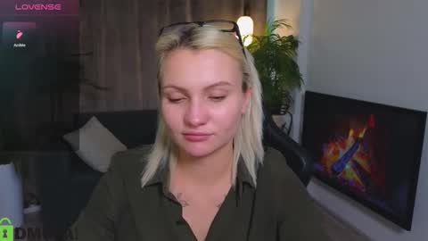 Snapshot of cameron_loving chatting on 10.22.25 Cameron online show from 10.22.25