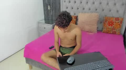 Snapshot of camilowhites chatting on 03.01.25 CamilowhiteS online show from 03.01.25