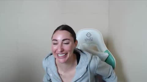 Snapshot of cammila_horn chatting on 10.22.25 cammila horn online show from 10.22.25