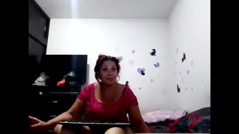 Snapshot of canelalovee chatting on 10.17.25 CANELA online show from 10.17.25