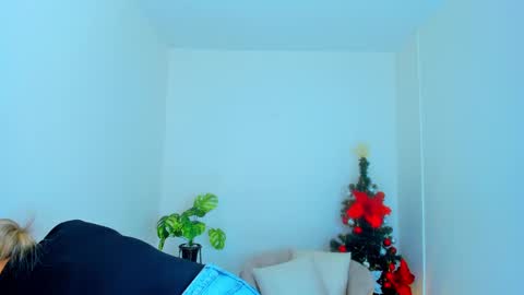 Snapshot of carlota_peach chatting on 12.22.24 Andrea online show from 12.22.24