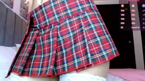 Snapshot of carolynamuzgui chatting on 02.13.25 Carolinne online show from 02.13.25