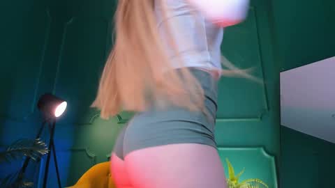 Snapshot of cassie_palmer chatting on 01.03.25 Hello my name is Cassie and my friend Nilo is also here online show from 01.03.25