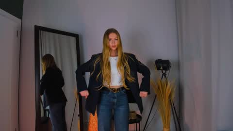 Snapshot of cassie_palmer chatting on 01.29.25 Hello my name is Cassie and my friend Nilo is also here online show from 01.29.25