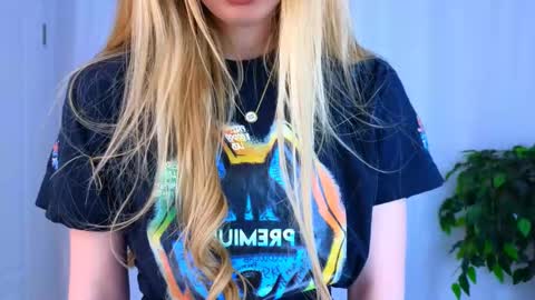 Snapshot of cassie_palmer chatting on 02.27.25 Hello my name is Cassie and my friend Nilo is also here online show from 02.27.25