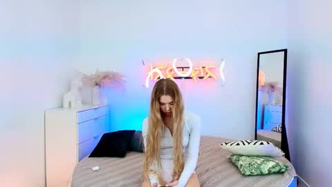Snapshot of cassie_palmer chatting on 03.04.25 Hello my name is Cassie and my friend Nilo is also here online show from 03.04.25