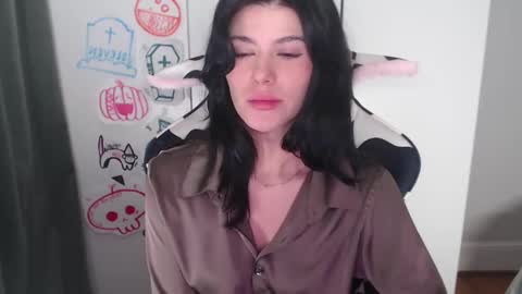 Snapshot of cassiealvarez chatting on 10.16.25 cassiealvarez online show from 10.16.25