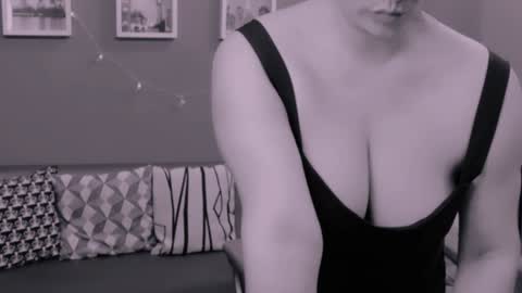Snapshot of chantallovely chatting on 12.08.24 The Queen online show from 12.08.24