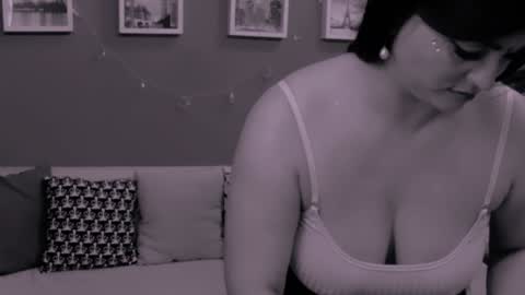 Snapshot of chantallovely chatting on 12.22.24 The Queen online show from 12.22.24