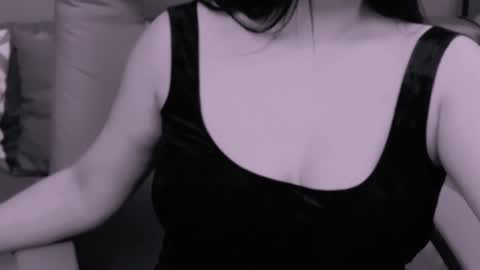 Snapshot of chantallovely chatting on 12.29.24 The Queen online show from 12.29.24