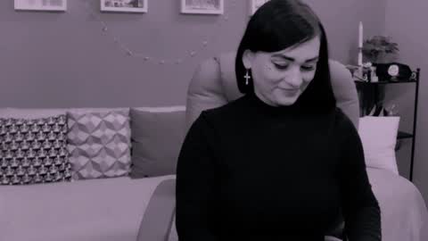 Snapshot of chantallovely chatting on 01.04.25 The Queen online show from 01.04.25