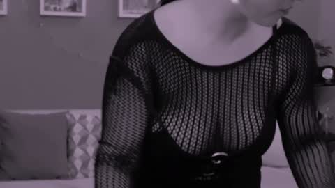 Snapshot of chantallovely chatting on 01.11.25 The Queen online show from 01.11.25