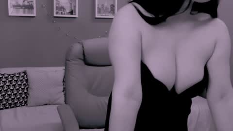 Snapshot of chantallovely chatting on 01.12.25 The Queen online show from 01.12.25