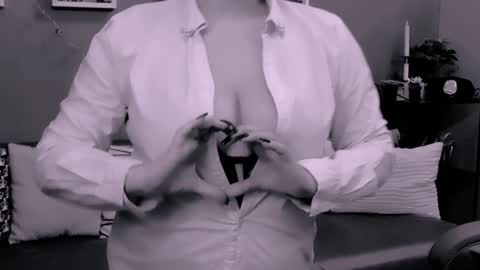 Snapshot of chantallovely chatting on 01.26.25 The Queen online show from 01.26.25