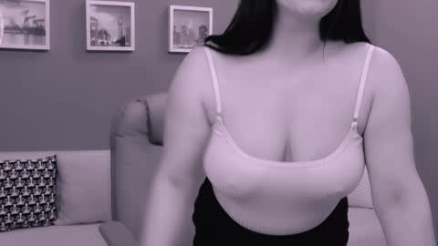 Snapshot of chantallovely chatting on 02.15.25 The Queen online show from 02.15.25
