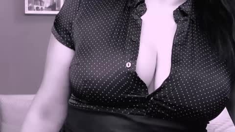 Snapshot of chantallovely chatting on 02.16.25 The Queen online show from 02.16.25