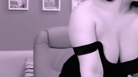Snapshot of chantallovely chatting on 03.01.25 The Queen online show from 03.01.25