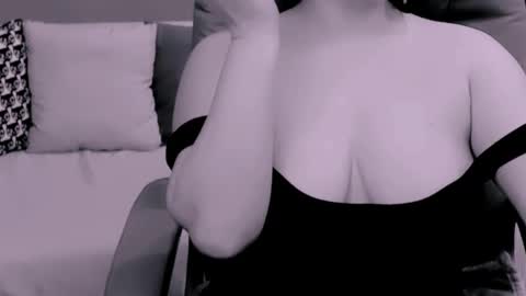 Snapshot of chantallovely chatting on 03.08.25 The Queen online show from 03.08.25