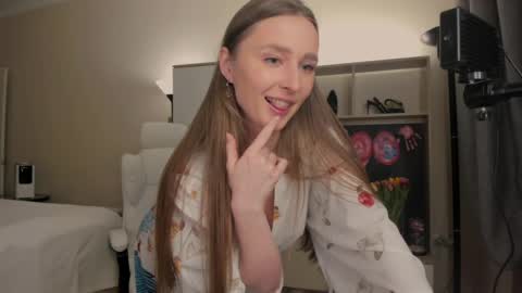 Snapshot of charlottawells chatting on 03.08.25 CharlottaWells online show from 03.08.25