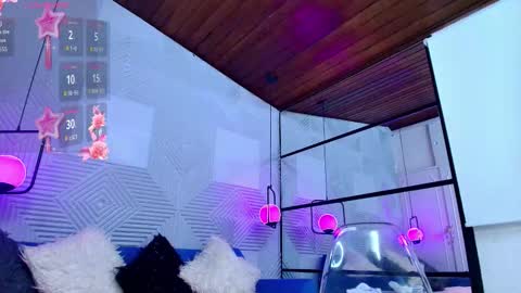 Snapshot of charlotte_2015 chatting on 11.17.25 ambar online show from 11.17.25