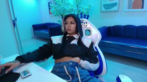 Snapshot of charlotte_etthan chatting on 01.25.25 Charlotte online show from 01.25.25