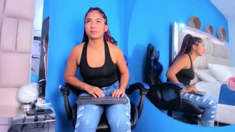 Snapshot of charlotte_mia17 chatting on 11.18.25 charlotte_mia17 online show from 11.18.25