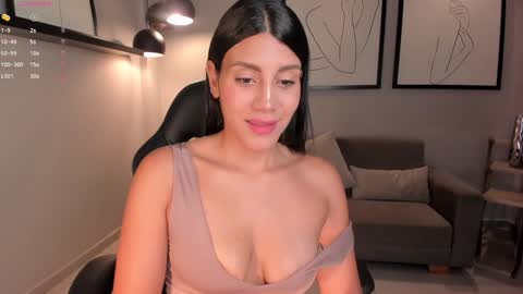 Snapshot of charlottecox_ chatting on 01.08.25 Charlotte online show from 01.08.25
