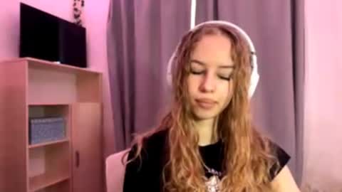 Evie online show from 10.15.25