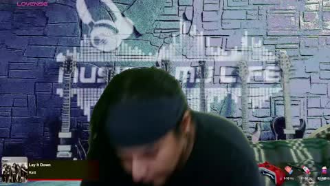 Snapshot of chinoroz chatting on 02.19.25 Enrique online show from 02.19.25