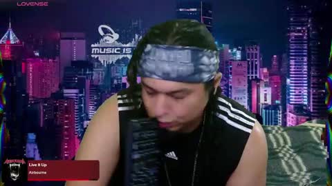 Snapshot of chinoroz chatting on 02.25.25 Enrique online show from 02.25.25