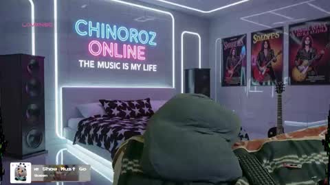 Snapshot of chinoroz chatting on 10.11.25 Enrique online show from 10.11.25