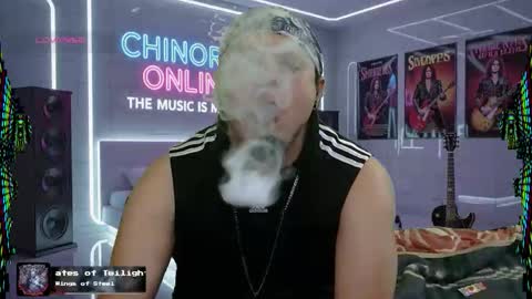 Snapshot of chinoroz chatting on 10.11.25 Enrique online show from 10.11.25