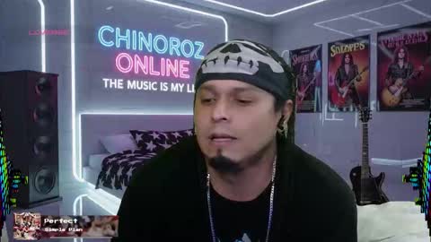 Snapshot of chinoroz chatting on 10.18.25 Enrique online show from 10.18.25