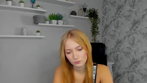 Snapshot of chloeblonde18 chatting on 11.26.25 Chloe online show from 11.26.25