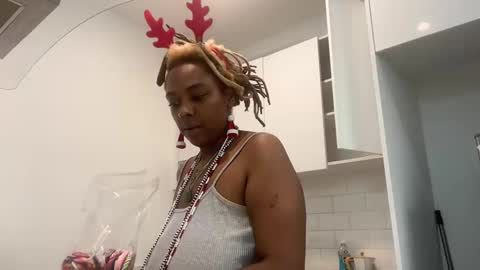 Snapshot of chocolatecakequeen chatting on 12.11.24 ChocolateCakeQueen online show from 12.11.24