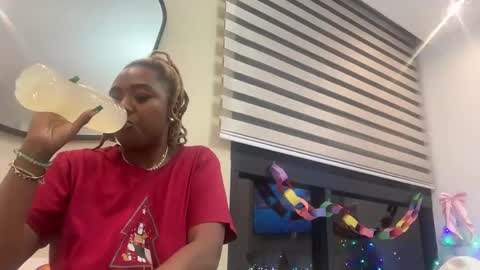 Snapshot of chocolatecakequeen chatting on 12.21.24 ChocolateCakeQueen online show from 12.21.24