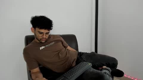 Im Chirs IM MODEL INDEPENDT online show from 10.22.25