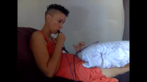 Christina Saunters online show from 10.11.25