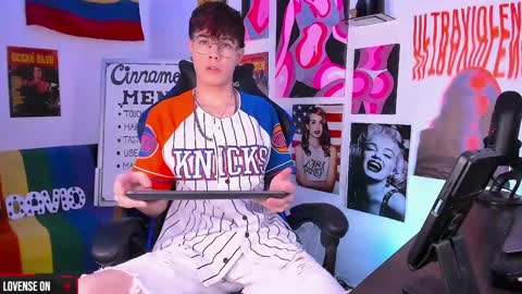 Snapshot of cinnamon_boyxxx chatting on 12.23.24 David Independent Model online show from 12.23.24