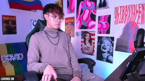 Snapshot of cinnamon_boyxxx chatting on 12.29.24 David Independent Model online show from 12.29.24