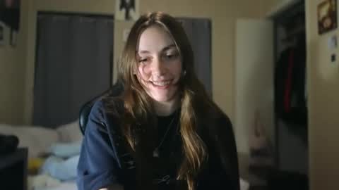 Snapshot of clover_tully chatting on 12.12.24 Clover online show from 12.12.24