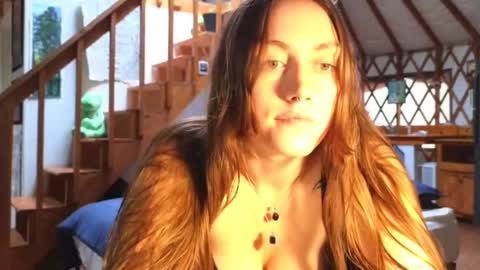 Snapshot of clover_tully chatting on 01.26.25 Clover online show from 01.26.25