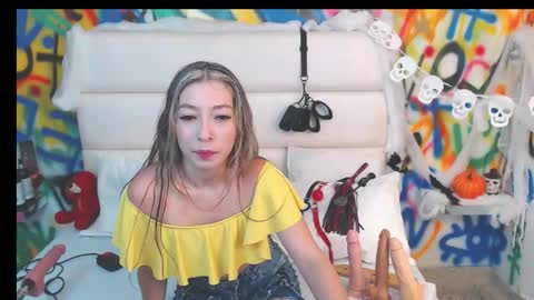 Snapshot of collins_aria chatting on 10.09.25 valentina online show from 10.09.25