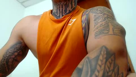 Snapshot of colombian_monster_cock chatting on 01.10.25 camilo online show from 01.10.25