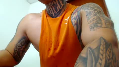 Snapshot of colombian_monster_cock chatting on 02.01.25 camilo online show from 02.01.25
