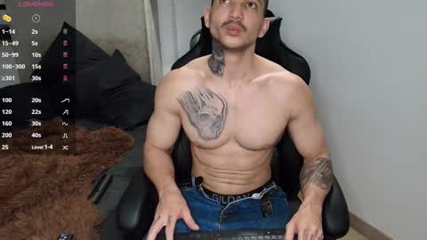 Snapshot of colombianmuscle8 chatting on 01.15.25 colombianmuscle8 online show from 01.15.25