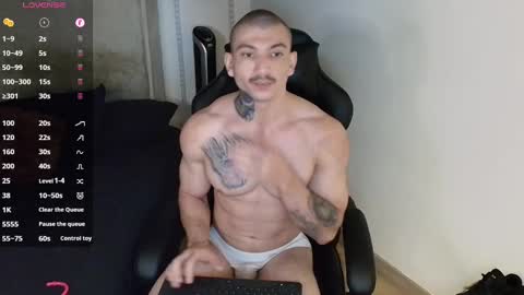 Snapshot of colombianmuscle8 chatting on 02.15.25 colombianmuscle8 online show from 02.15.25